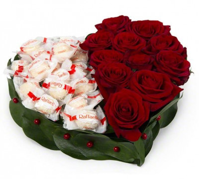 БУКЕТИ Букети Сладко Сърце от рози и бонбони